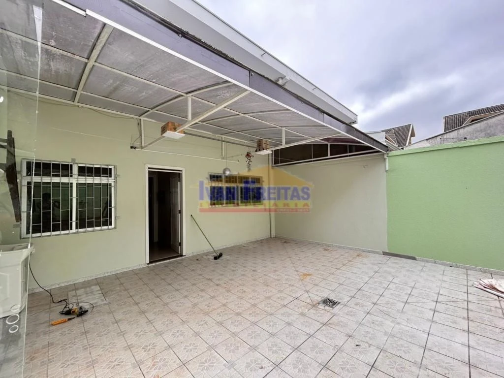 3-bedroom house with a walk-in closet in Curitiba — photo 21