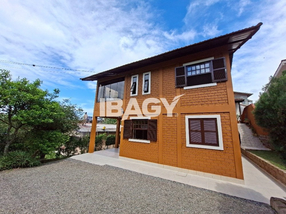 House with 3 bedrooms and a dedicated laundry area — photo 18