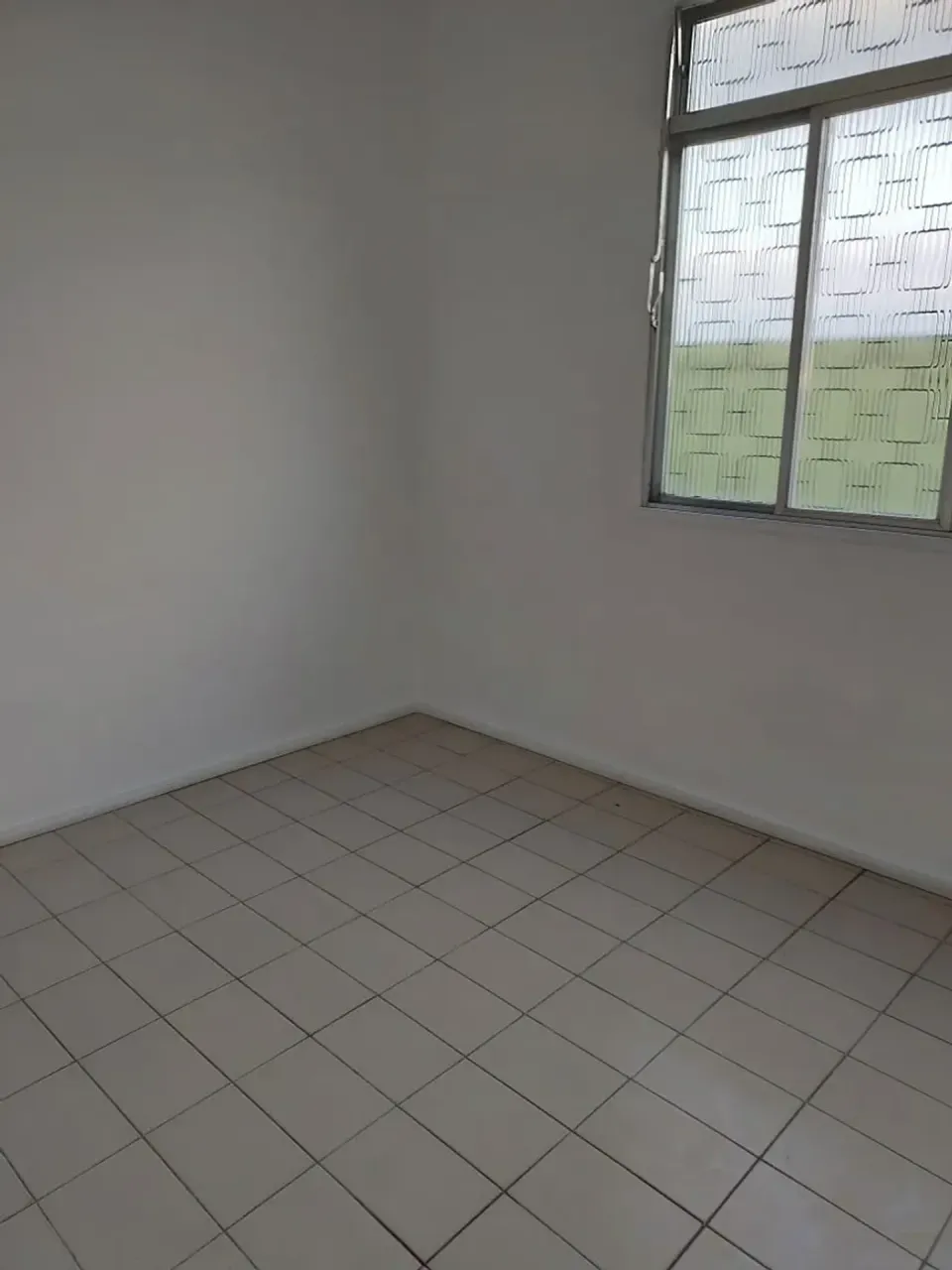 Unfurnished 1-bedroom apartment with a closed kitchen — photo 17