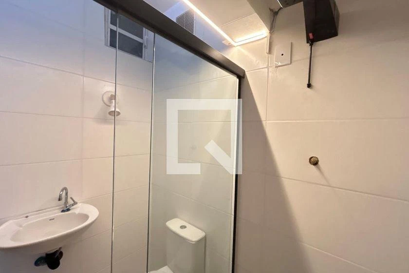 4-bedroom house with a bathtub — photo 15