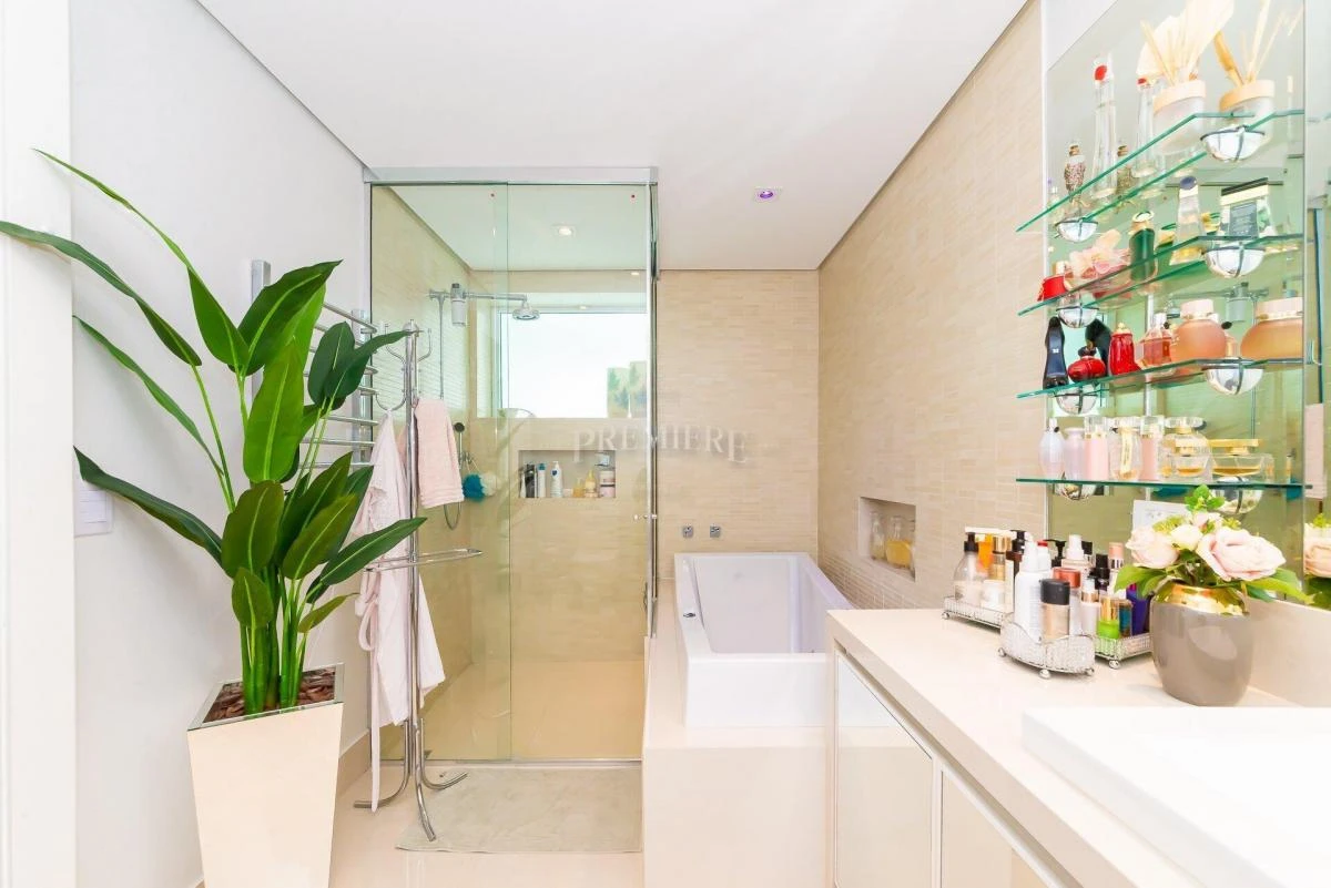 Apartment with 4 bedrooms and 5 baths, with a balcony — photo 30