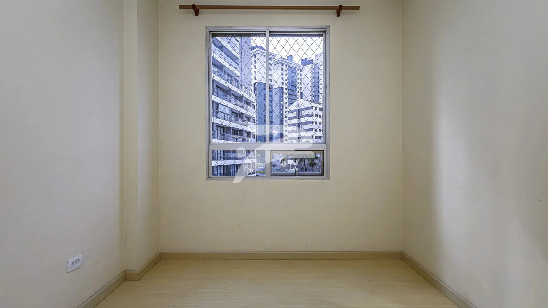 3-bedroom apartment with wood or laminate floors in Curitiba — photo 4