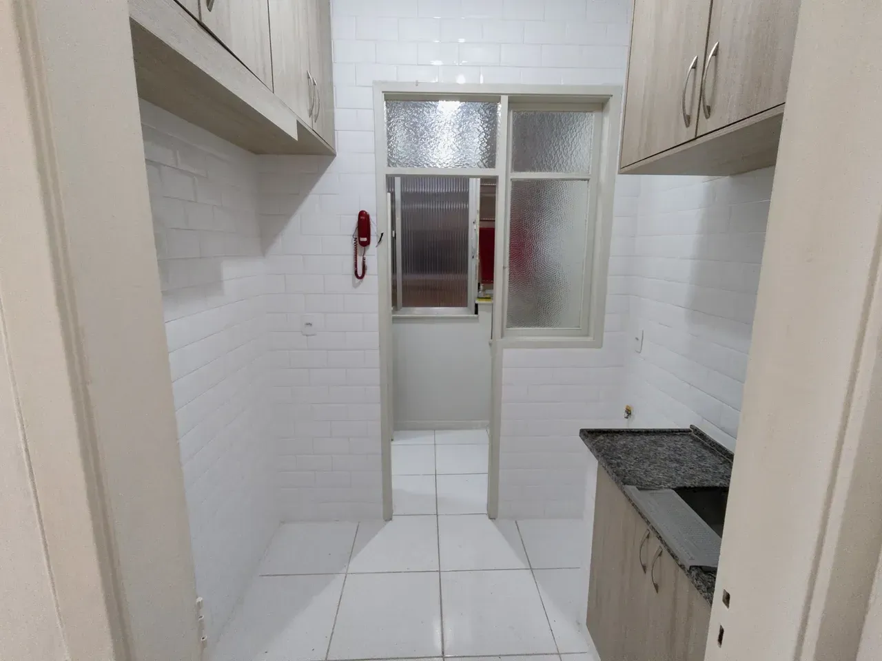 1-bedroom apartment with 2 bathrooms and closed kitchen — photo 2