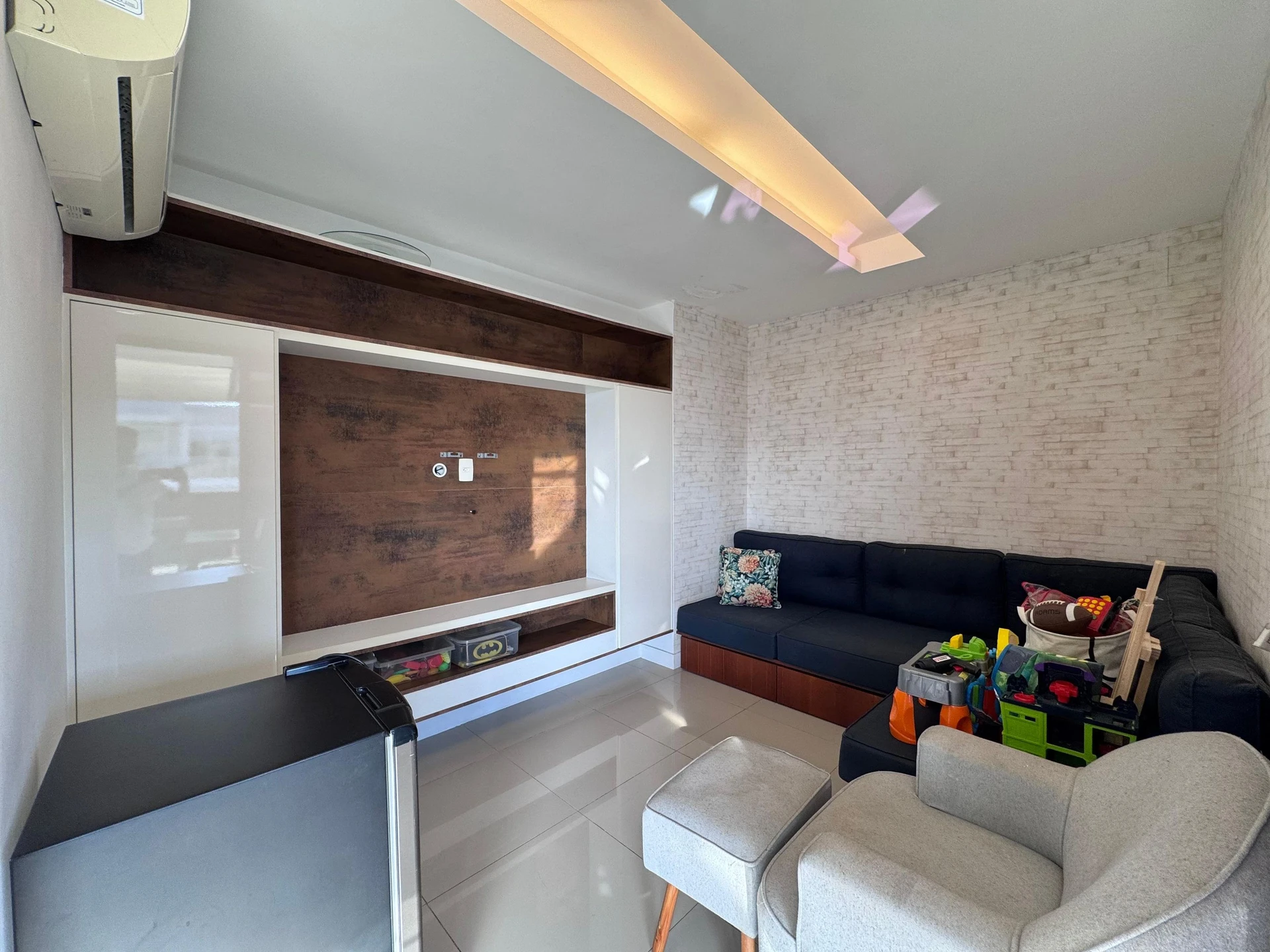 4-bedroom apartment with a glass-enclosed balcony — photo 27