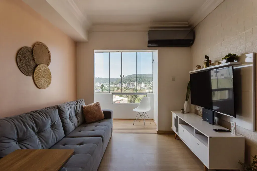 Apartamento amueblado con cuarto privado y balcón cerrado