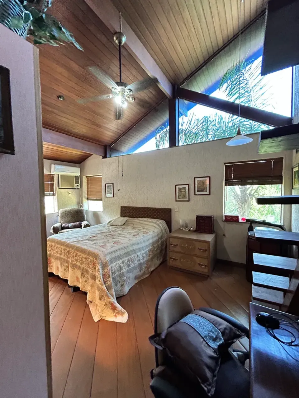 House with 4 bedrooms and 5 bathrooms plus shared pool area — photo 12