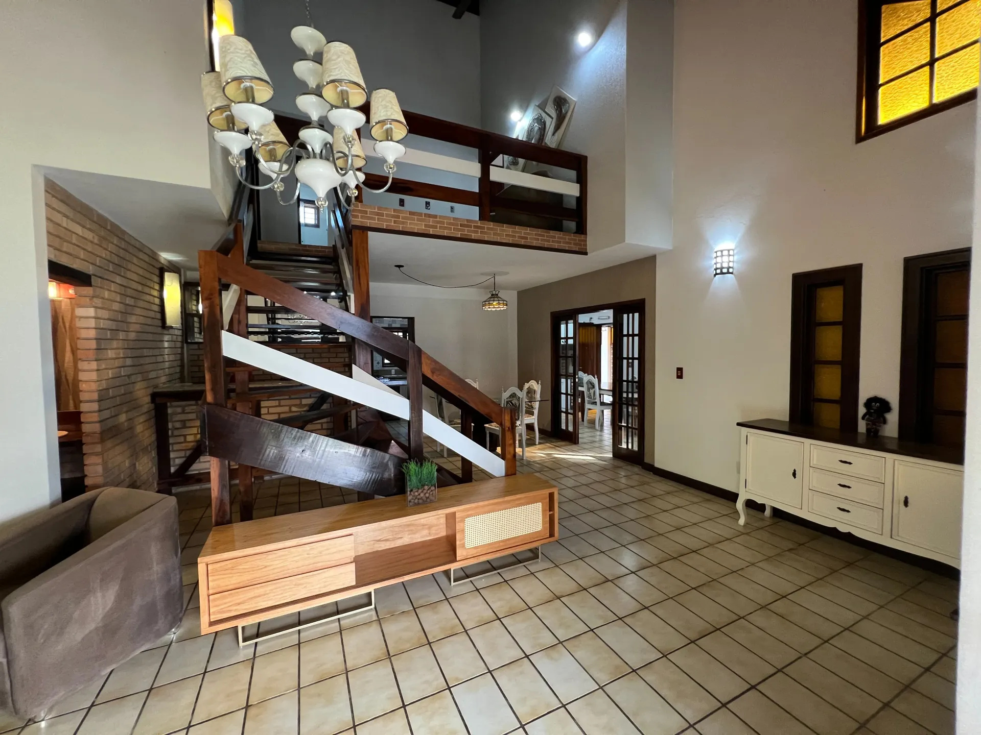 House with a fireplace, 5 bedrooms, 300 m² and 3 parking