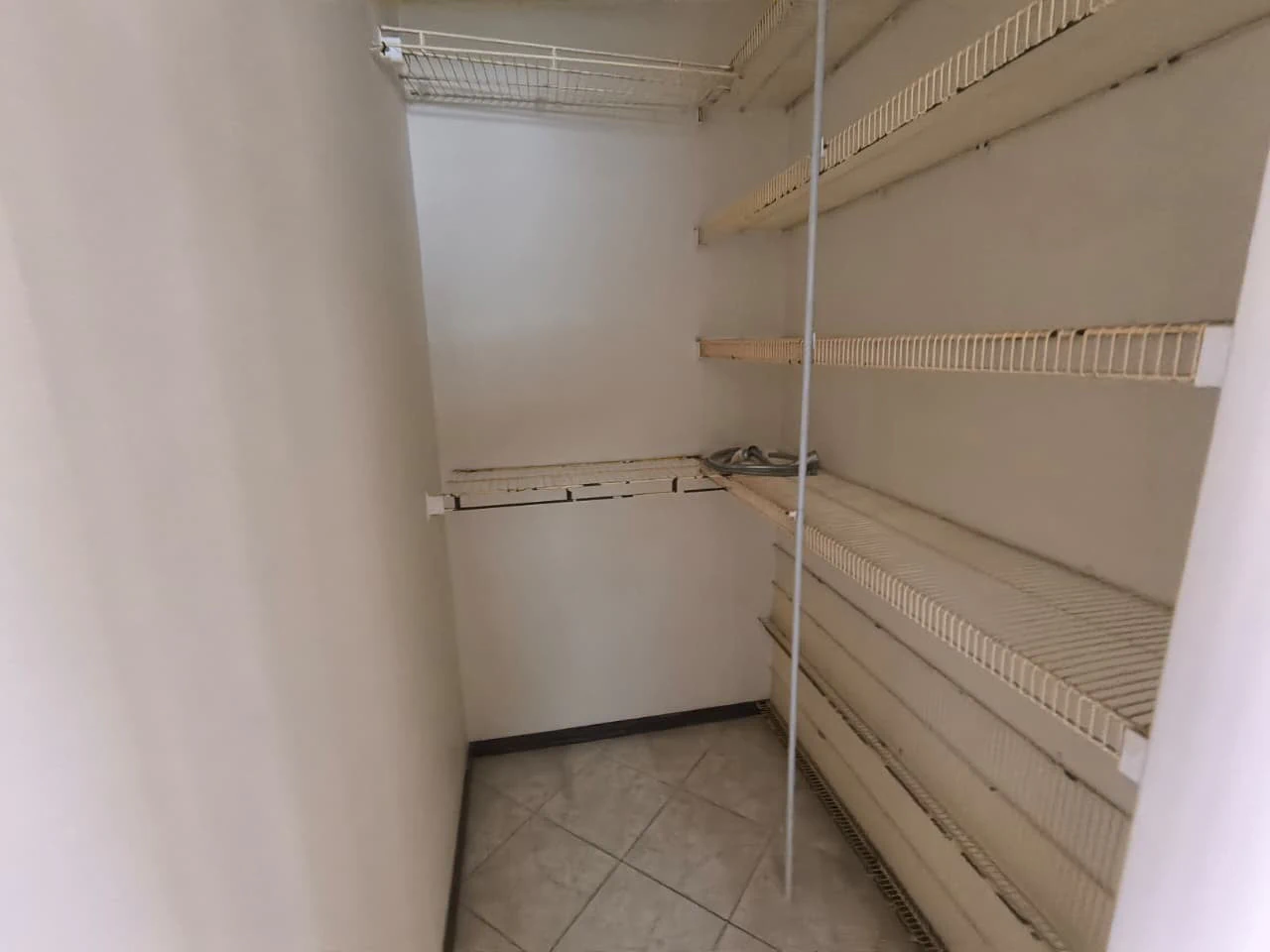 3-bedroom house with a walk-in closet in Curitiba — photo 8