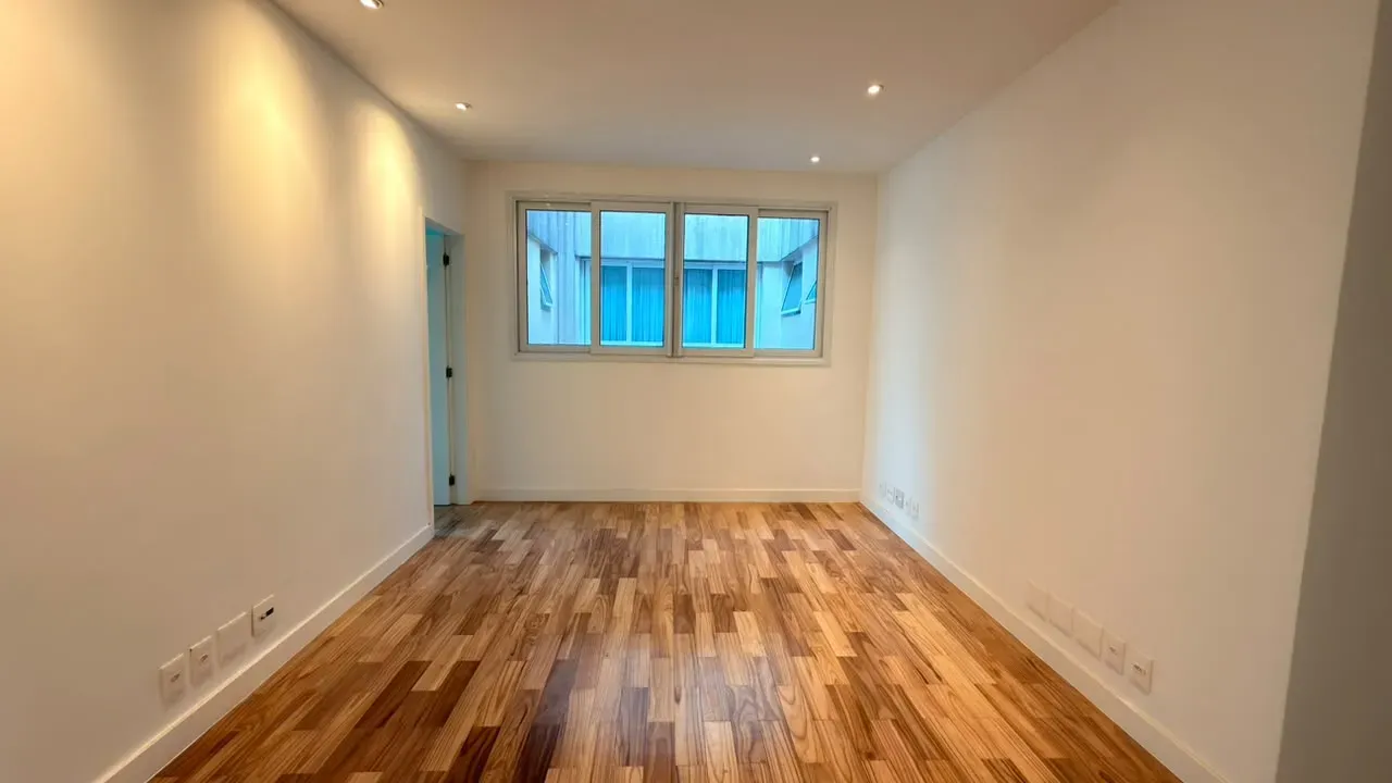 575 m² apartment with 5 en-suite bedrooms and glass balcony — photo 35
