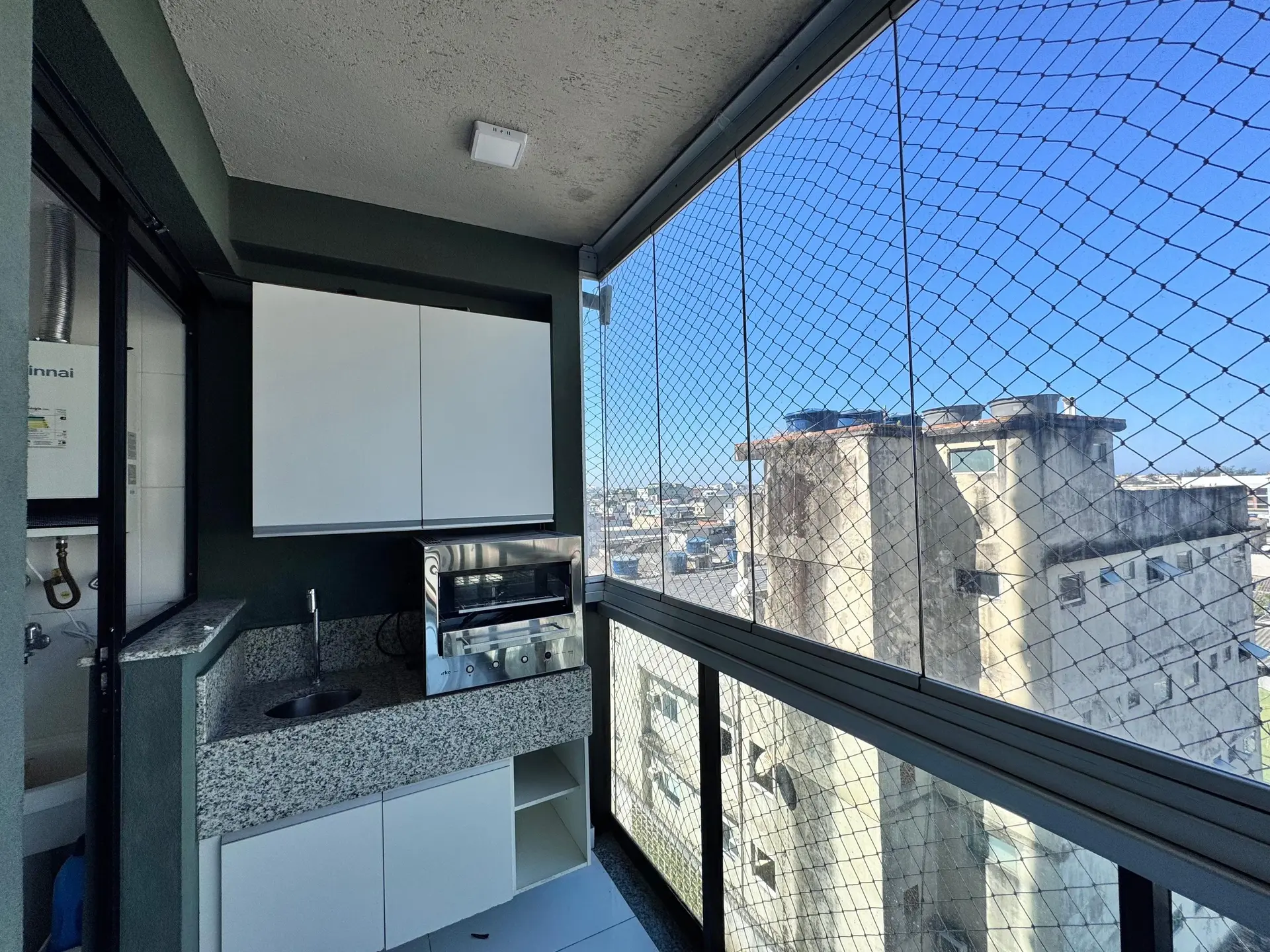 3-bedroom apartment with a grill on the balcony — photo 5