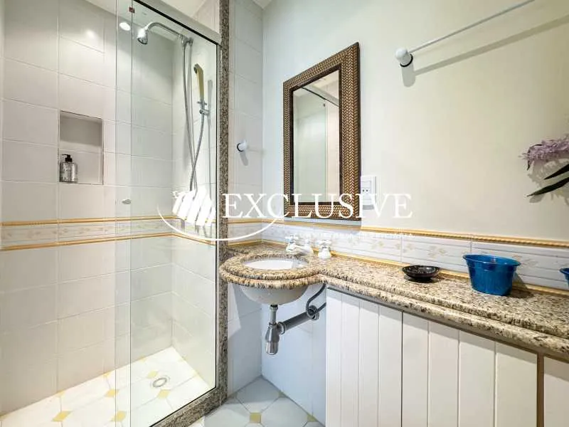 3-bedroom apartment in a building with a pool — photo 20