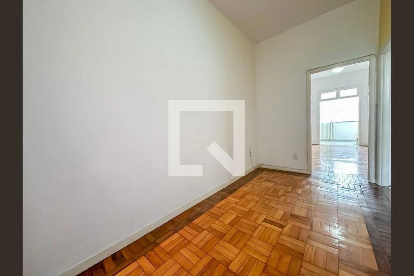 Apartamento de 3 quartos com piso de madeira ou laminado — photo 22
