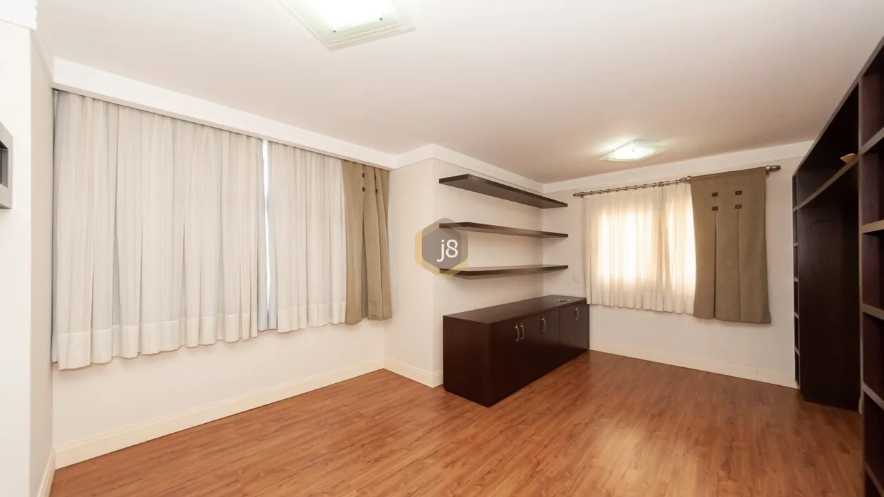 Casa com 5 suítes, 7 banheiros e 375 m² com varanda — photo 16