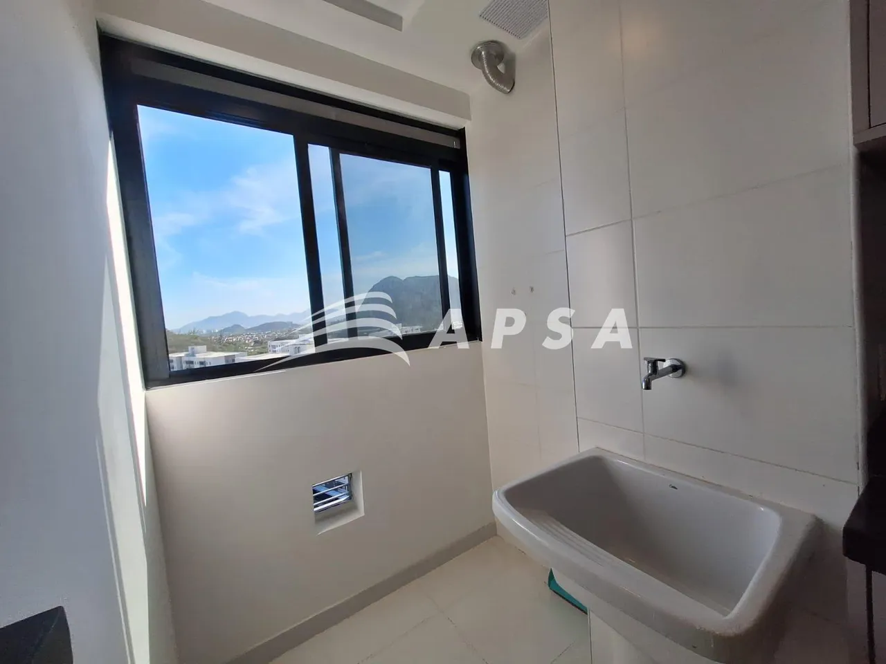 3-bedroom unfurnished apartment with open-plan kitchen — photo 3