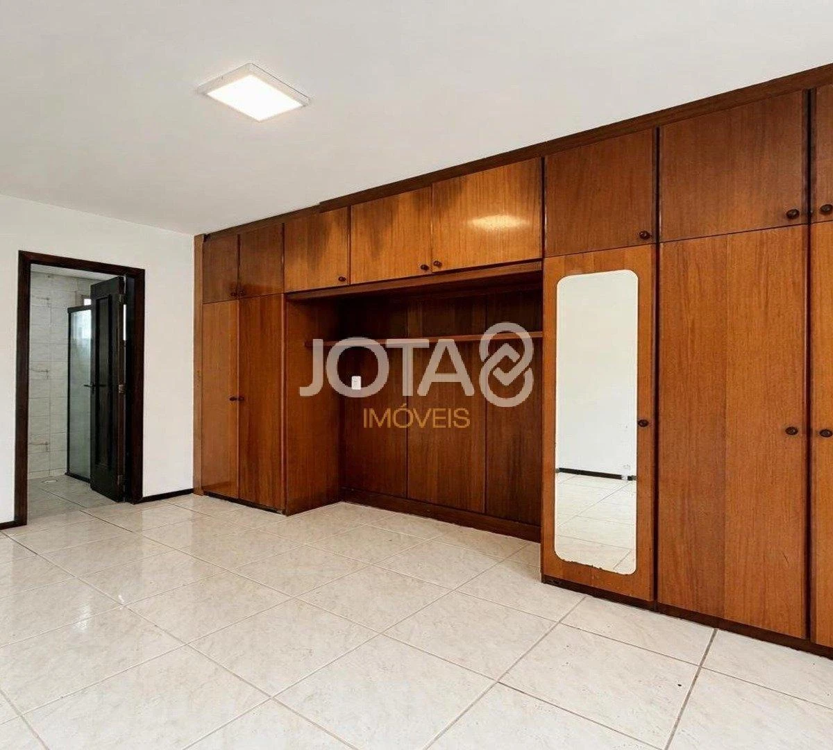 3-bedroom apartment in a building with a gym — photo 10
