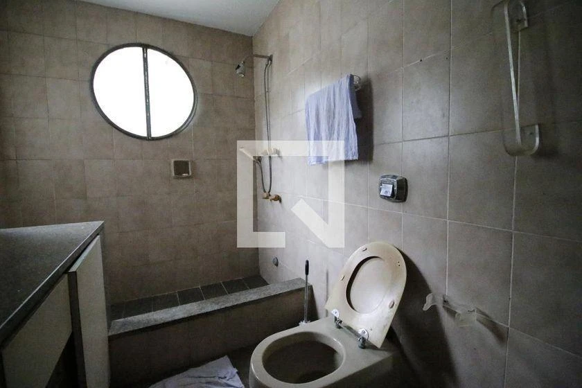 Casa de 500 m² com banheira e janelas do piso ao teto — photo 50