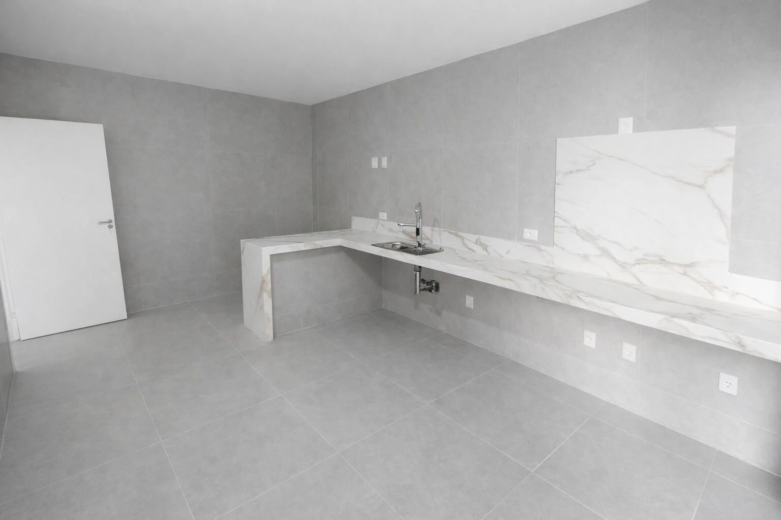 Unfurnished house with 4 en-suite bedrooms and 6 baths — photo 9
