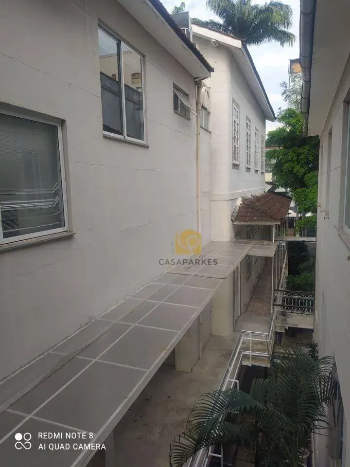 Casa com 2 dormitórios e piso de madeira na sala — photo 10
