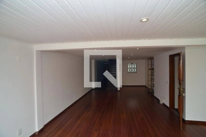 4-bedroom apartment with wood or laminate floors — photo 11