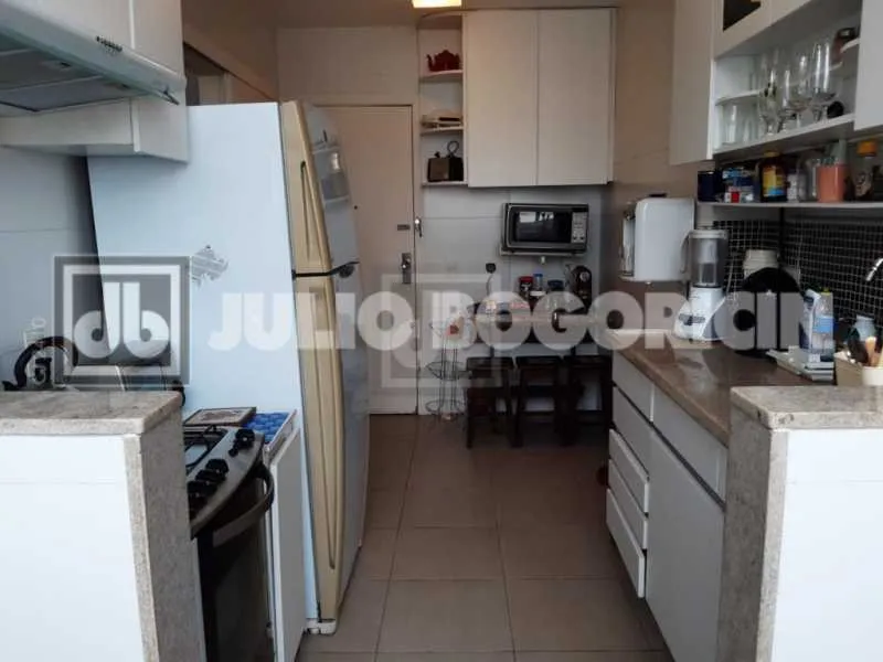 3-bedroom apartment with a mountain view in Rio de Janeiro — photo 2