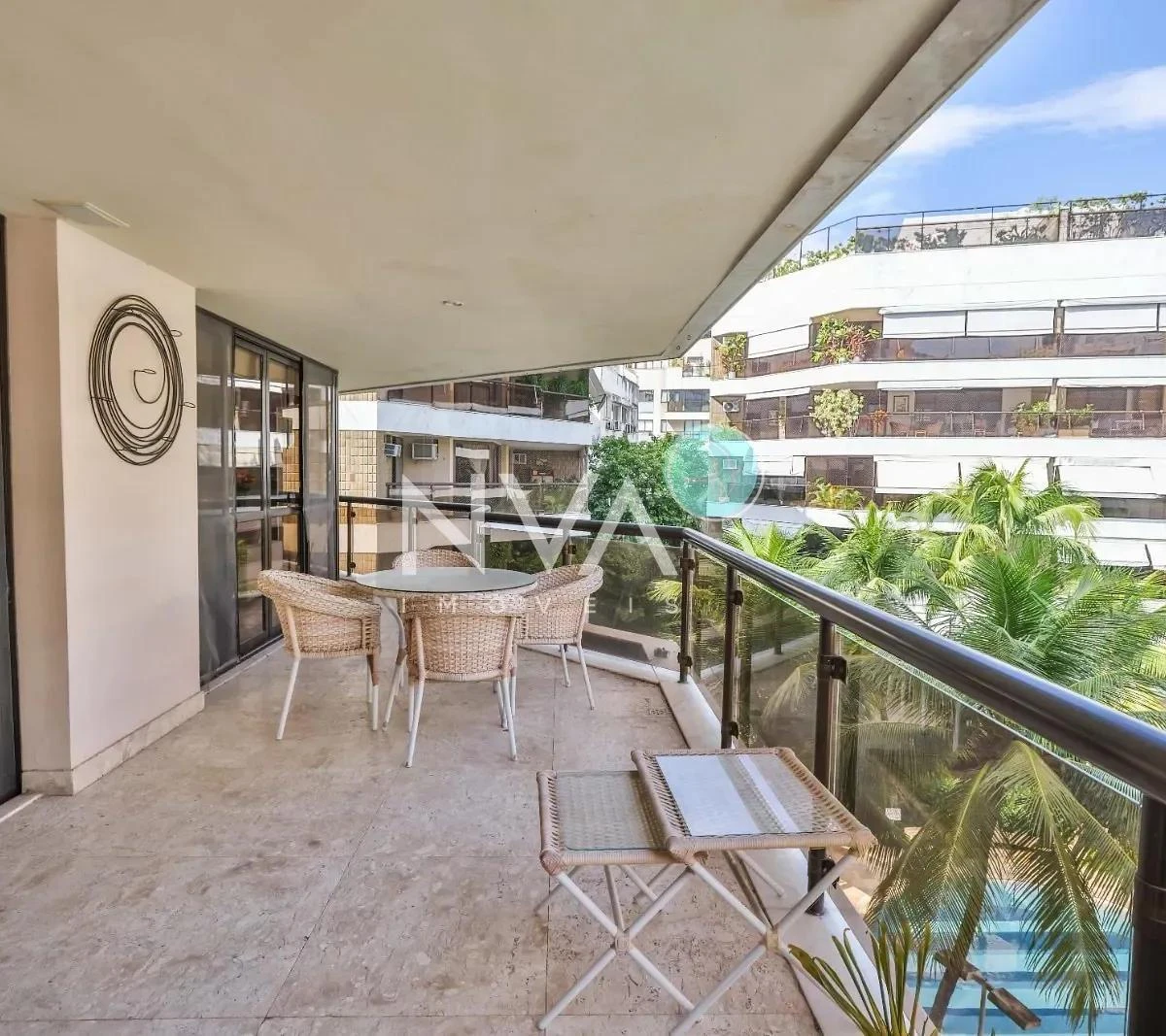 Apartment with balcony, 3 bedrooms and 4 bathrooms — photo 17