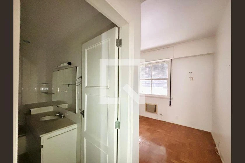 3-bedroom apartment with wood or laminate floors — photo 16