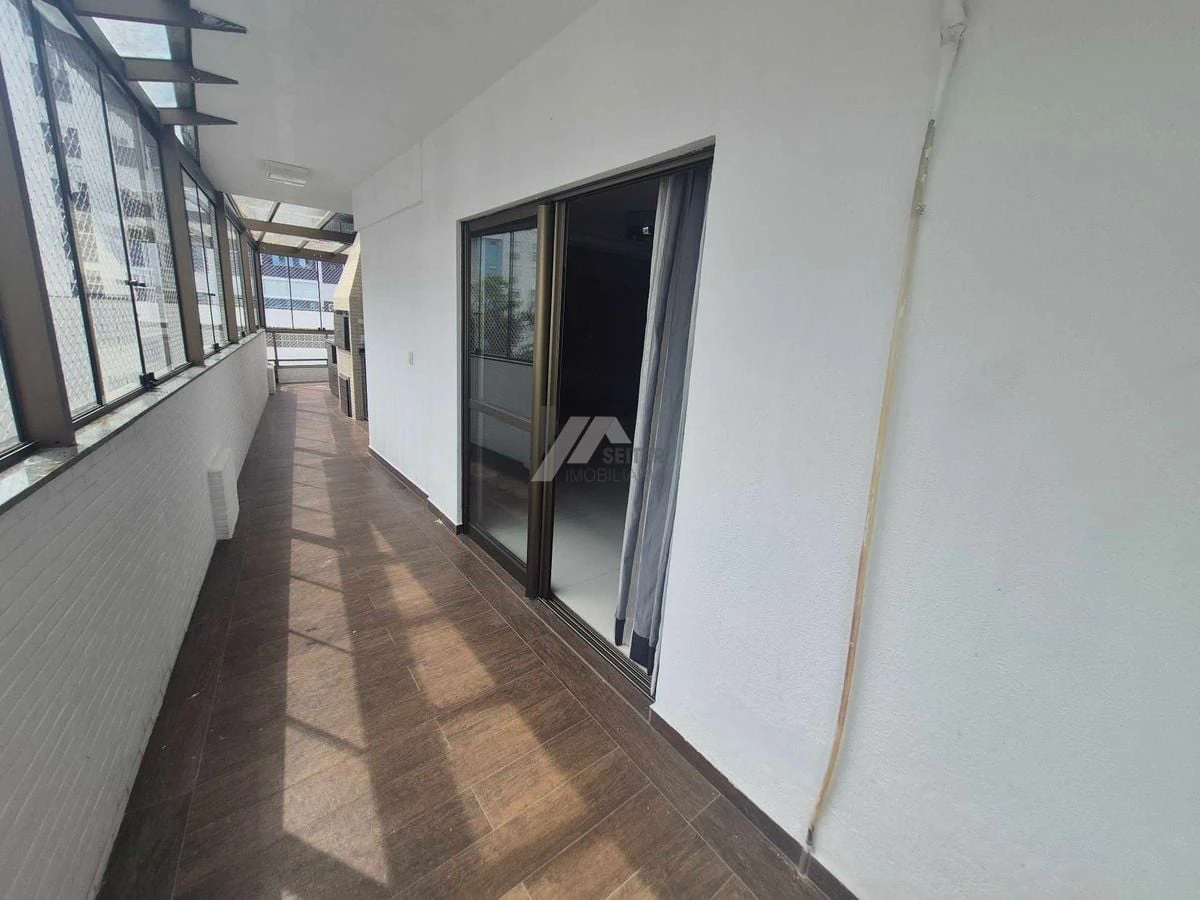 Balcony with a grill in a 3-bedroom apartment, 142 m² — photo 26