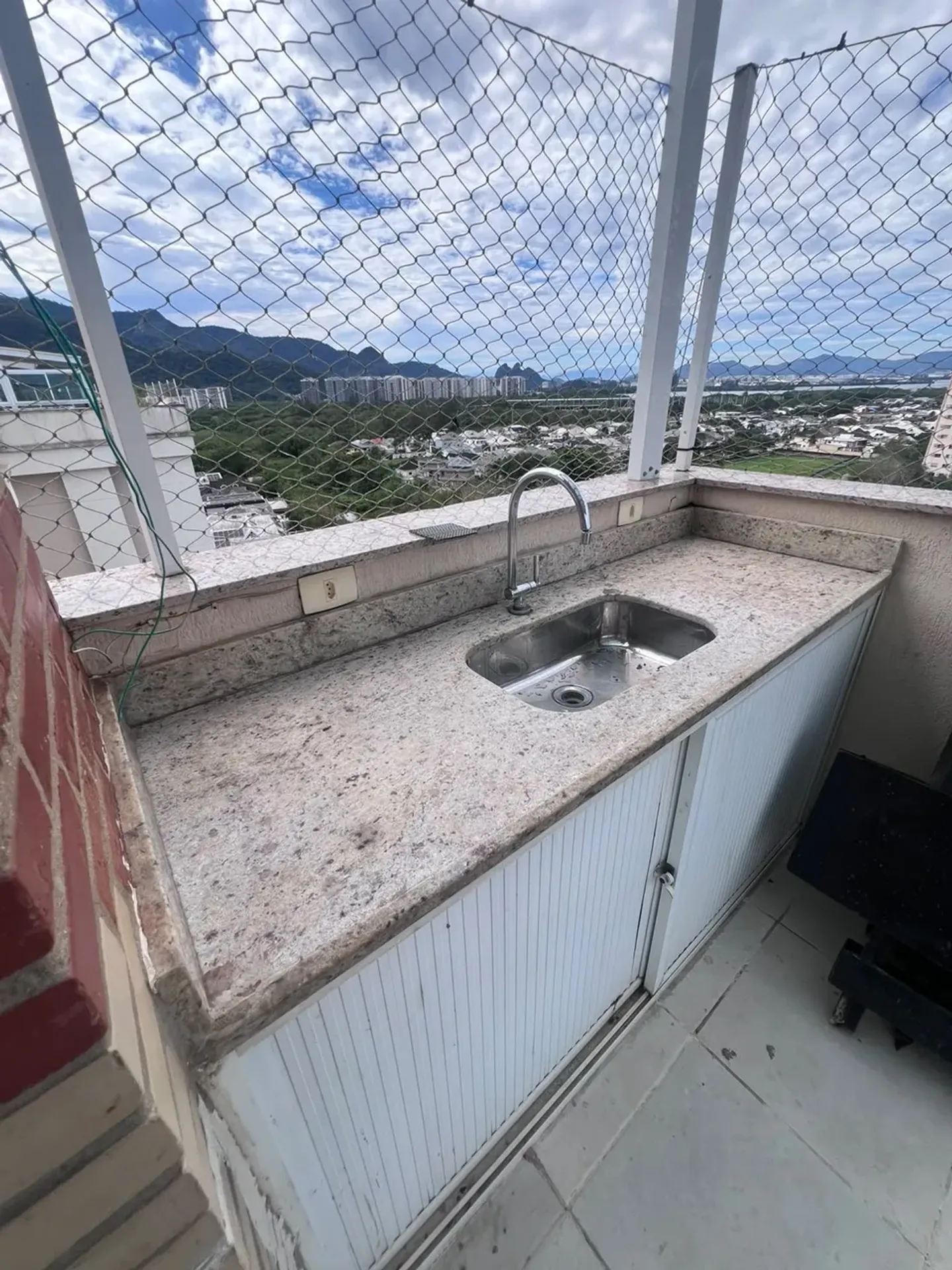 Apartment on the 10th floor with a grill on the balcony — photo 47