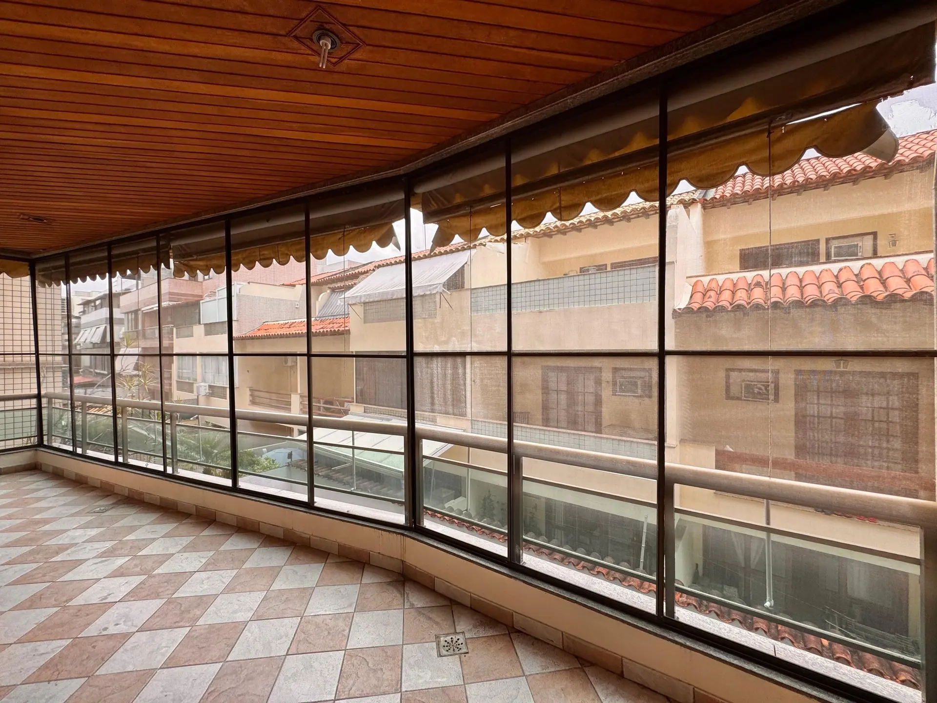 Unfurnished 3-bedroom apartment with enclosed balcony — photo 44