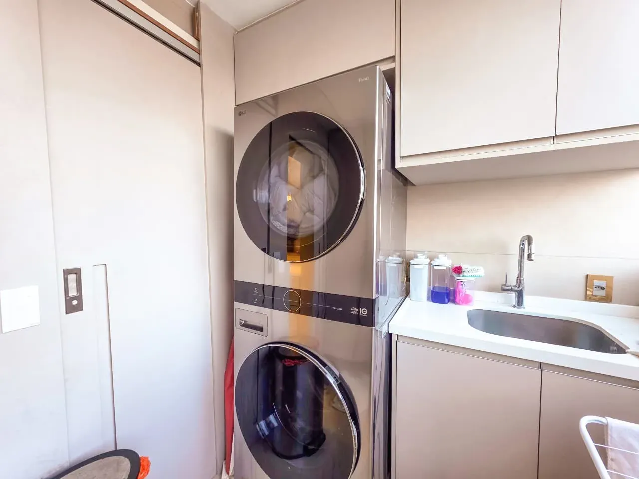 Bathtub in a 3-bedroom apartment, 240 m² — photo 24