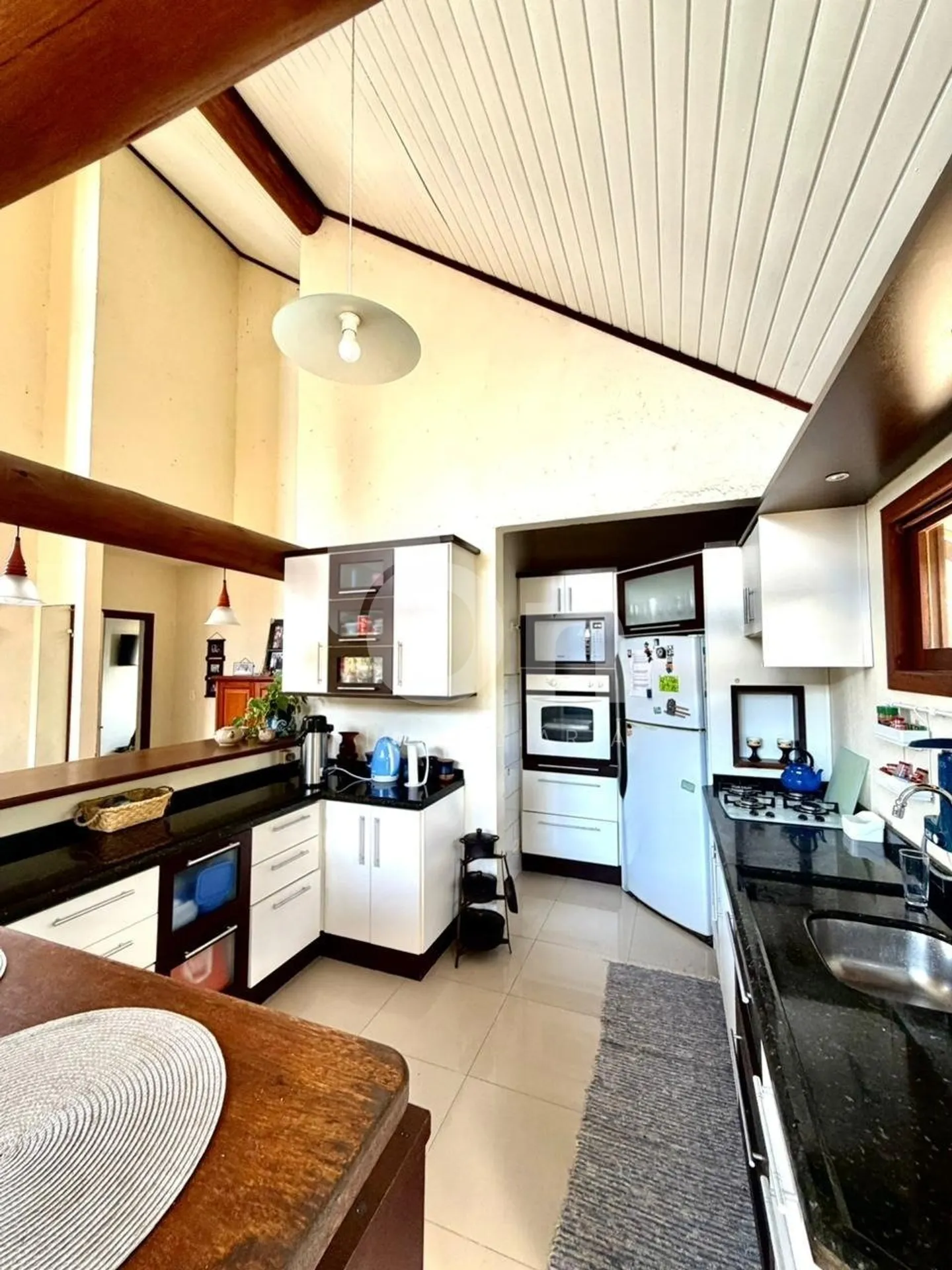 Furnished house, 224 m², with floor-to-ceiling windows — photo 38