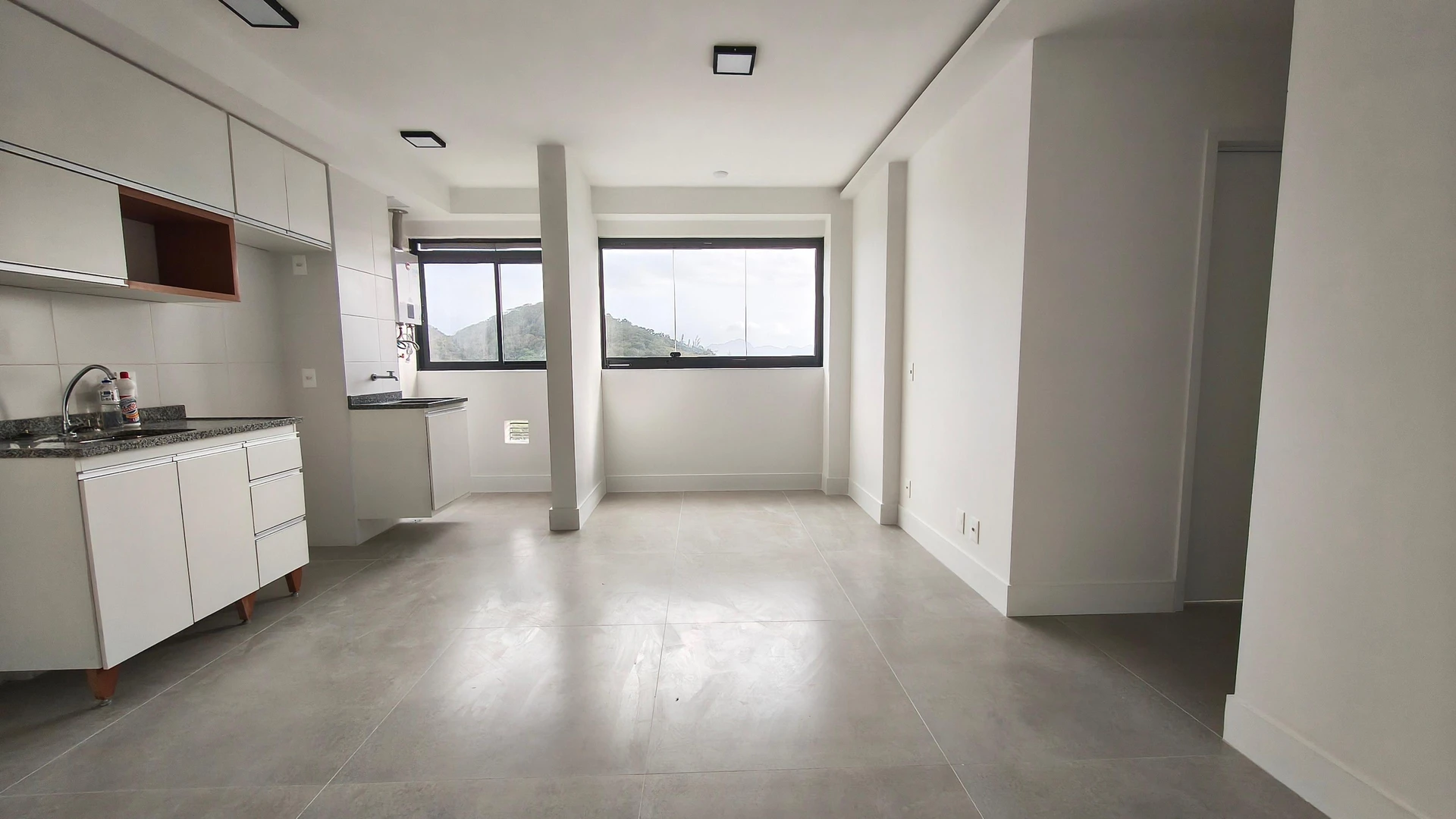 Unfurnished apartment with 2 bedrooms and open-plan kitchen — photo 2