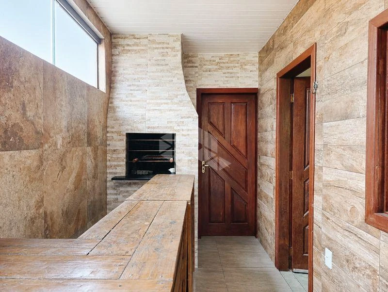 Balcony with a grill in a 2-bedroom house, 100 m² — photo 3