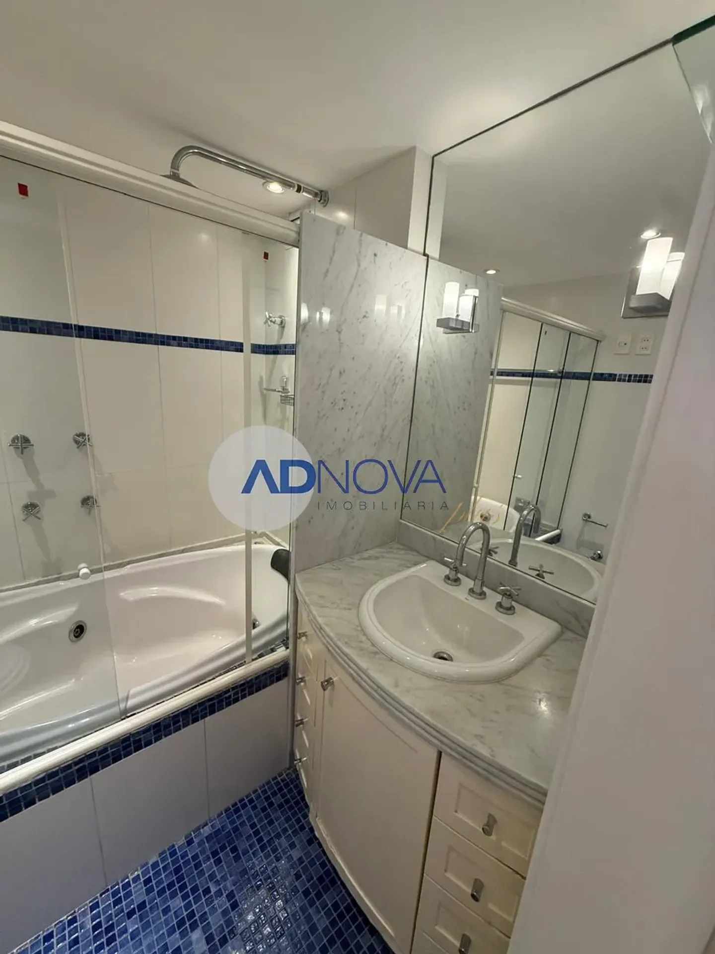 2-bedroom apartment with a bathtub — photo 21
