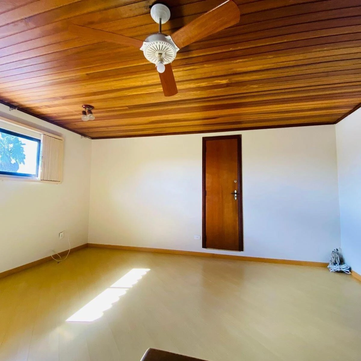 3-bedroom house with a glass-enclosed balcony in Curitiba — photo 17