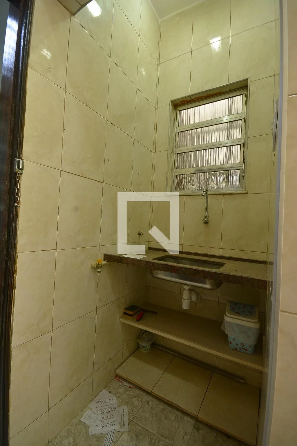 Apartamento sem mobília com vista da janela e 1 quarto — photo 9