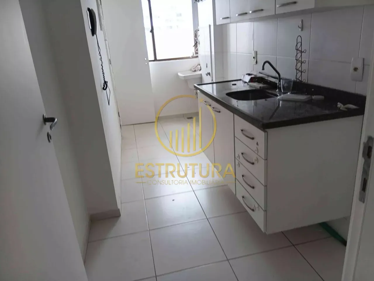 2-bedroom apartment with enclosed kitchen and 1 parking spot — photo 9