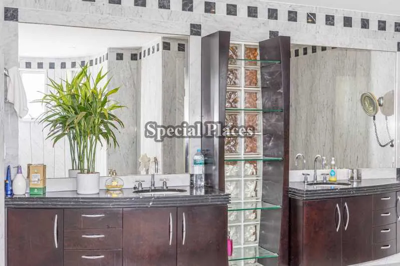 Furnished home with 5 bedrooms and 5 parking spaces — photo 26