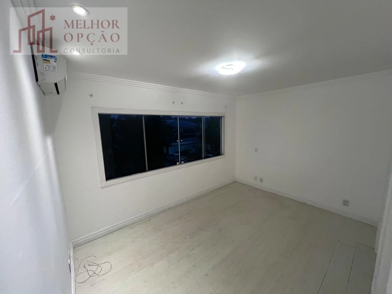 Будинок 650 м² з гардеробною та балконом із грилем — photo 23