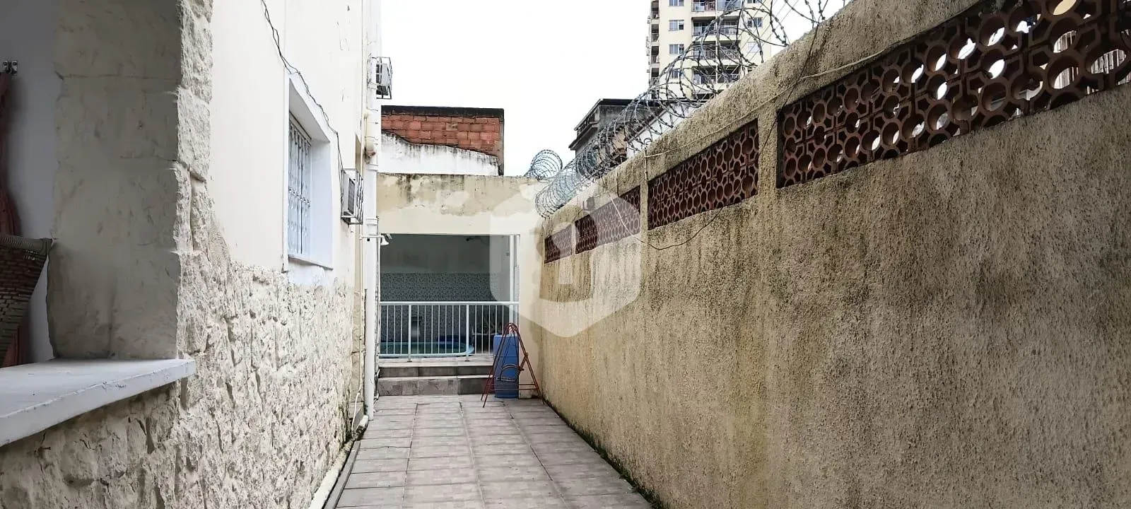 Furnished 216m² house with 4 bedrooms and balcony — photo 32