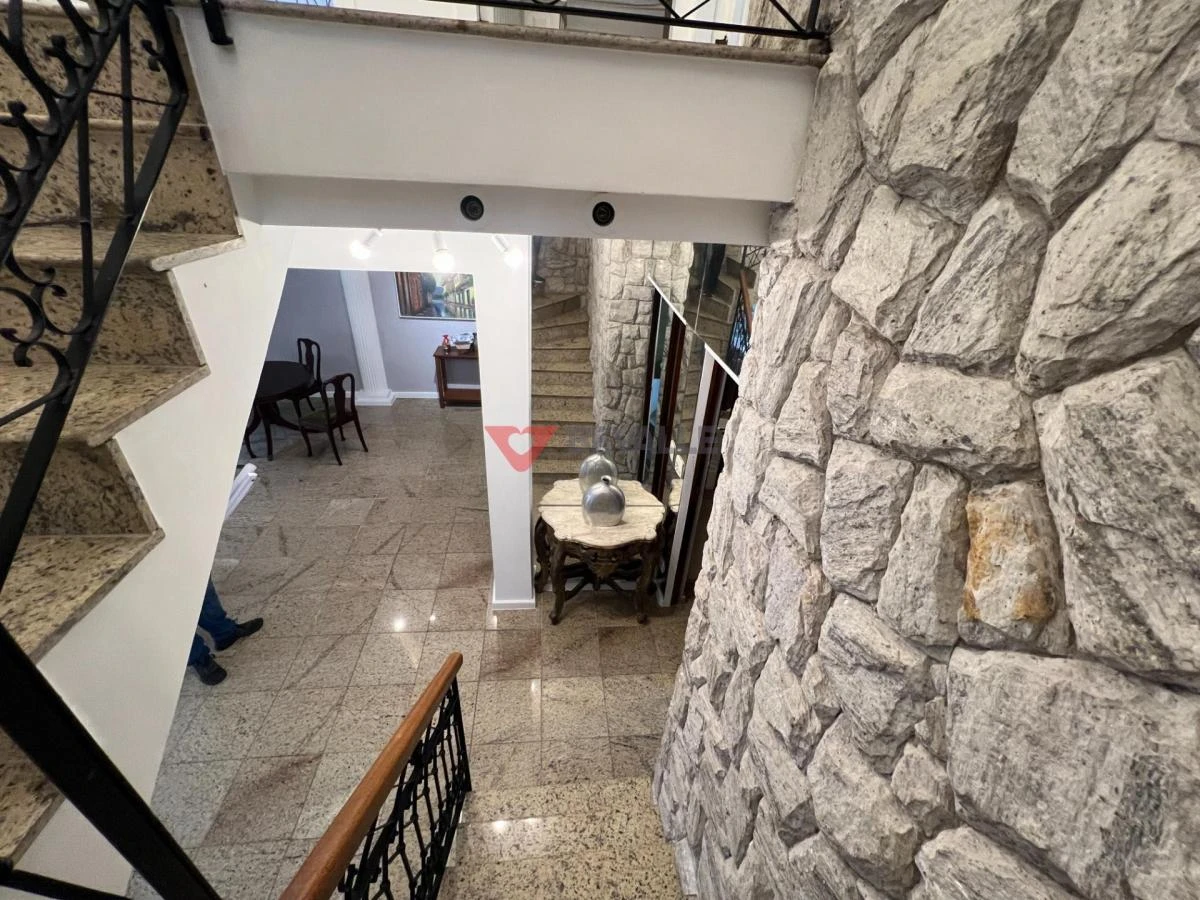 220 m² house with a washing machine and a home office — photo 25
