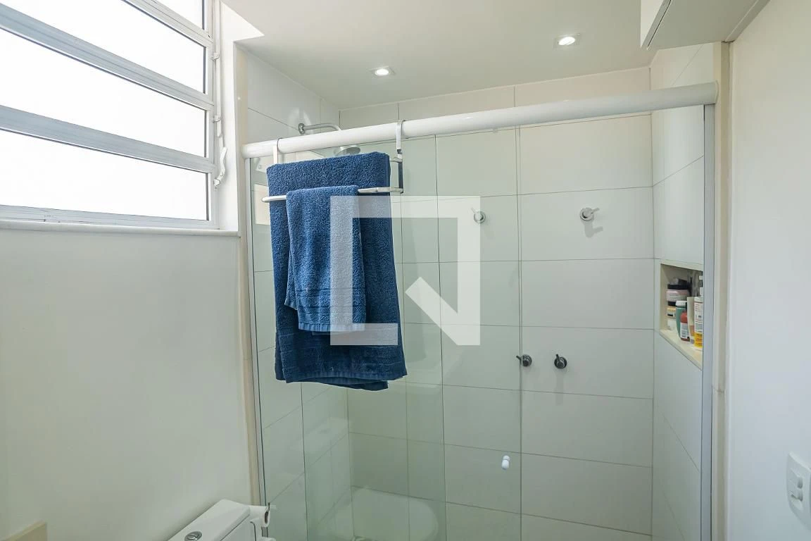 Furnished 2-bedroom apartment with en-suite bathrooms and open kitchen — photo 2