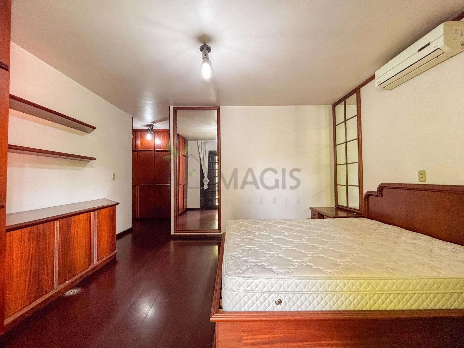 House with 5 bedrooms and 13 parking spaces across 2 floors — photo 8