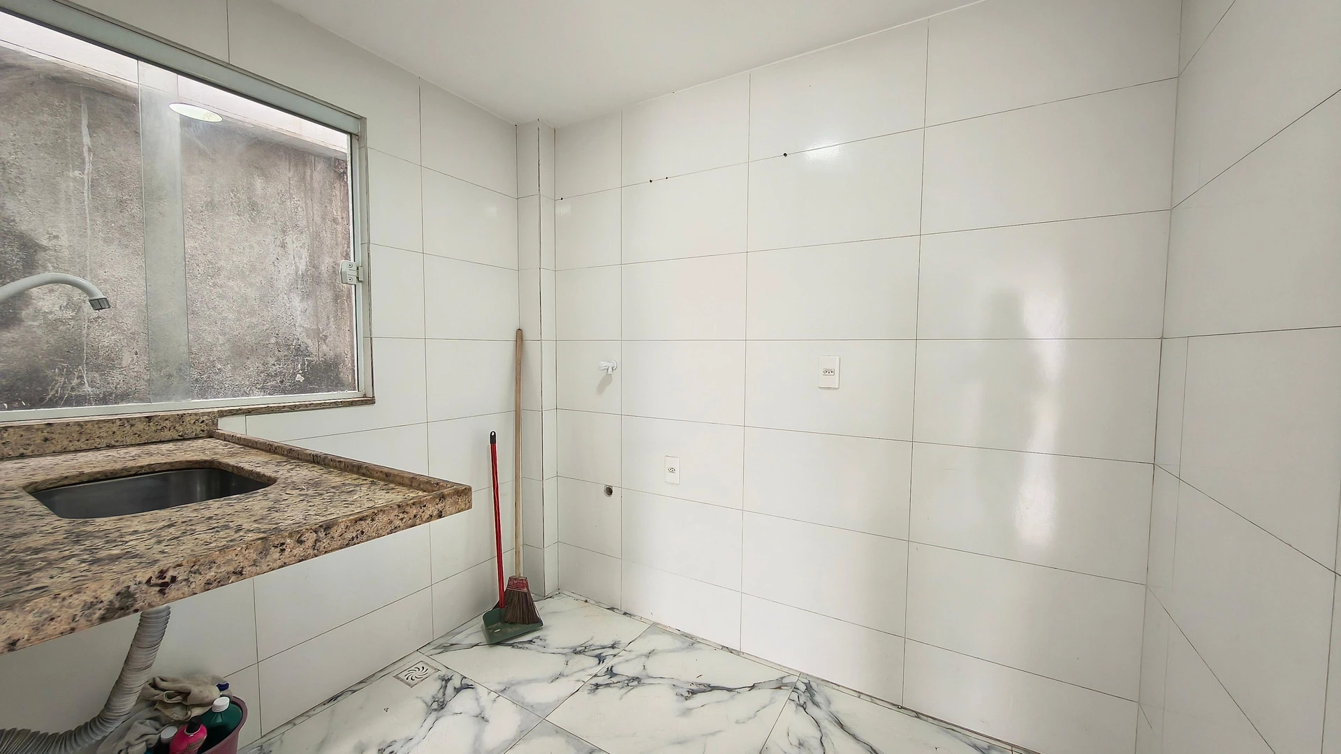 2-bedroom apartment with a glass-enclosed balcony — photo 2