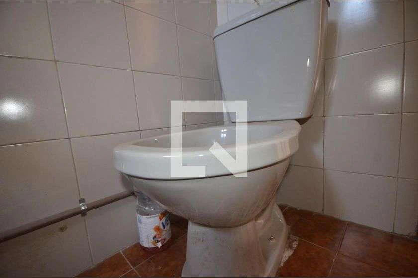 Apartamento com 2 quartos e box de vidro no banheiro — photo 28