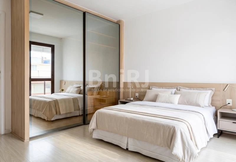 3-bedroom apartment in a building with a pool — photo 15
