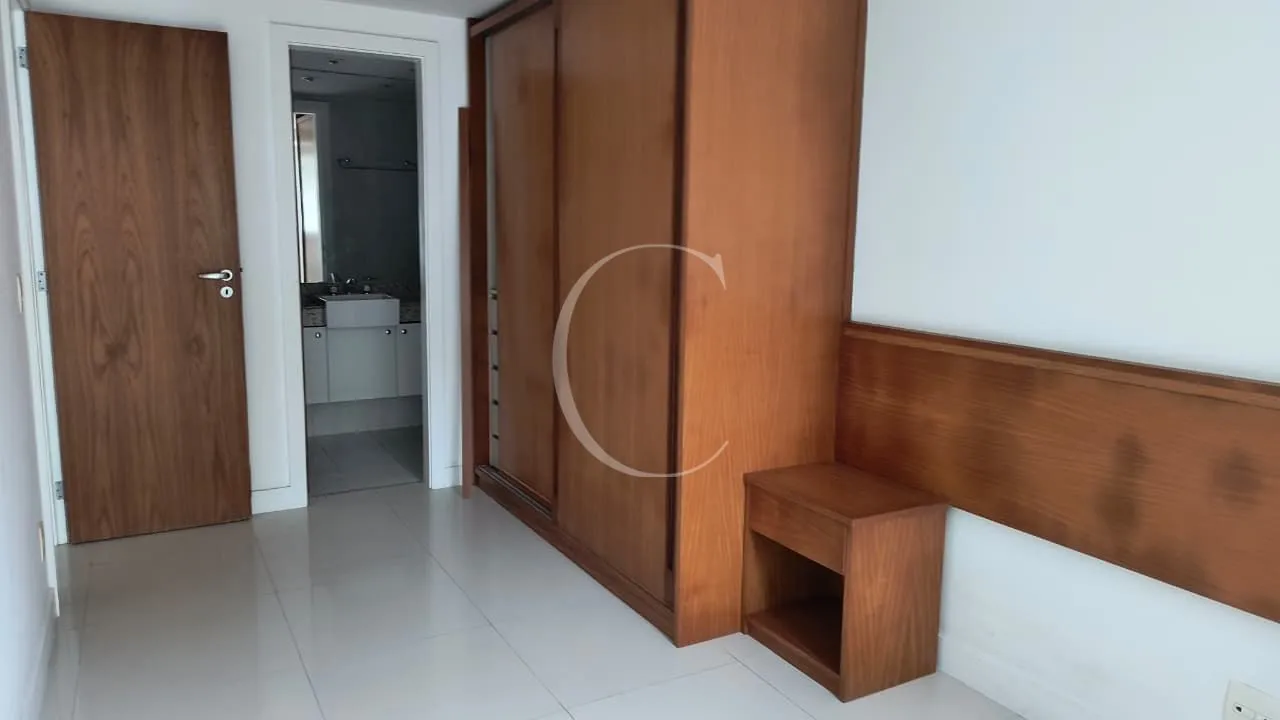 198 m² apartment with 4 bedrooms and enclosed balcony — photo 9