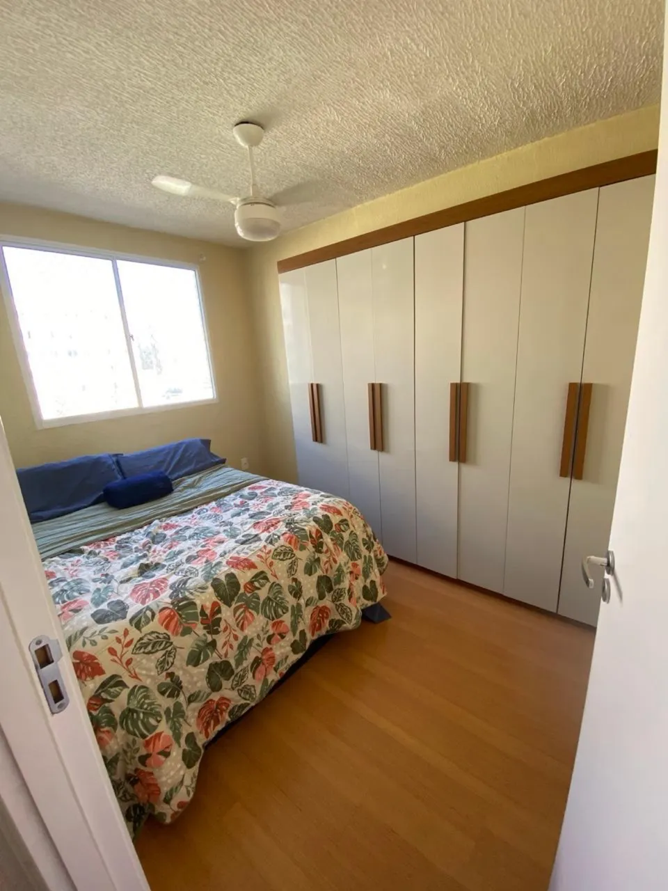 Furnished 2-bedroom apartment with open-plan kitchen — photo 4