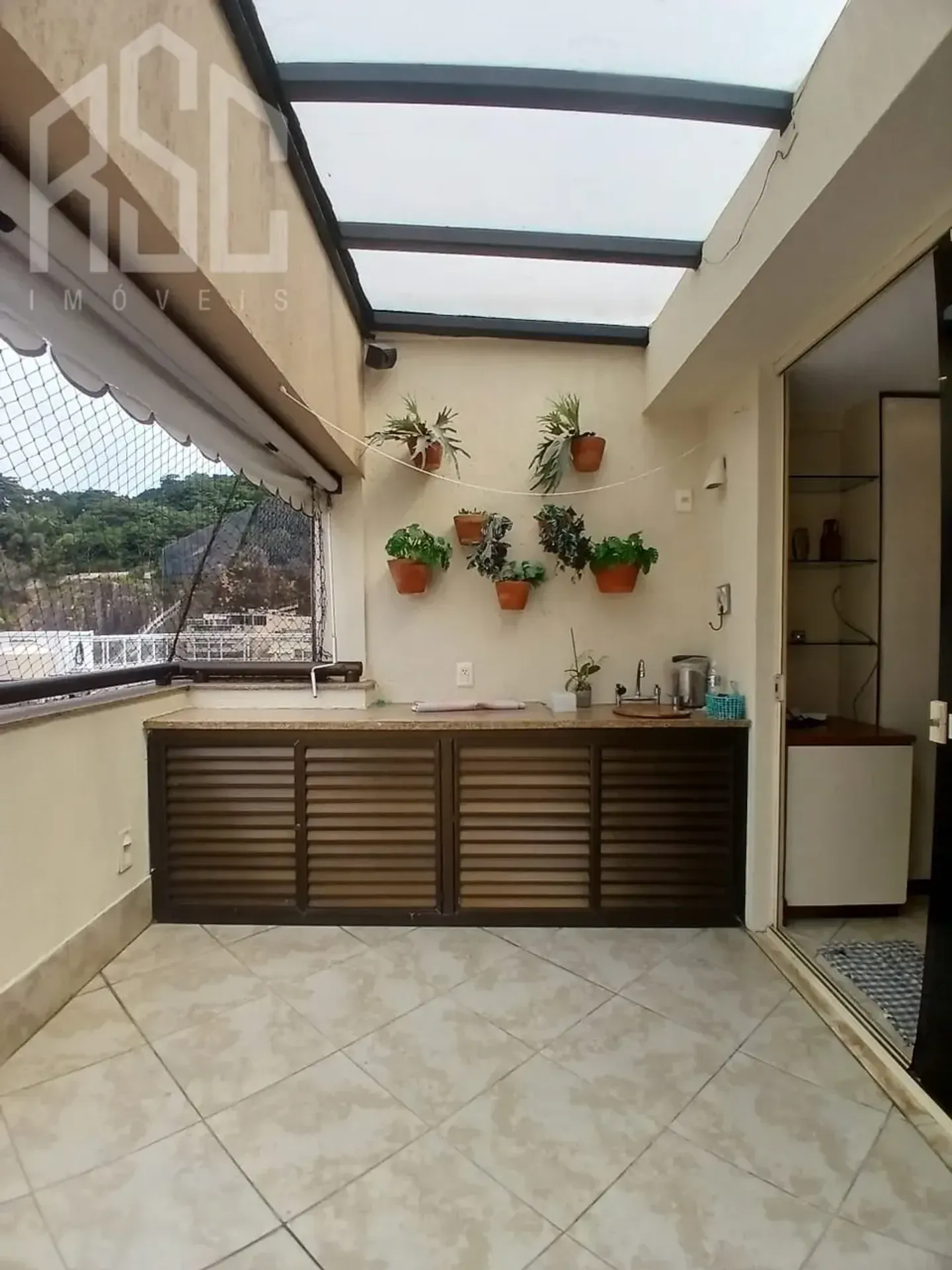 Balcony with a grill in a 2-bedroom apartment, 153 m² — photo 44