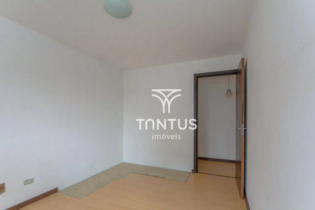 Wood or laminate floors in a 2-bedroom apartment, 66 m² — photo 43